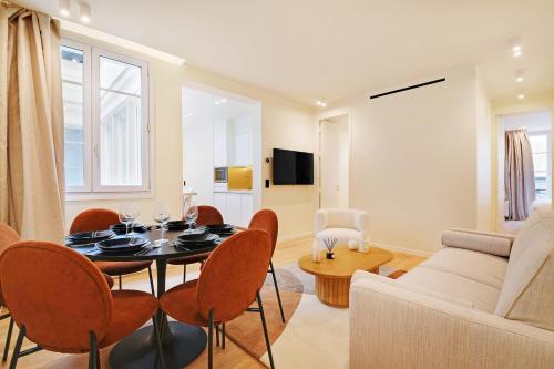 un salon avec une table, des chaises et un canapé dans l'établissement Chic apartment - 2BR-6P - Opera House, à Paris