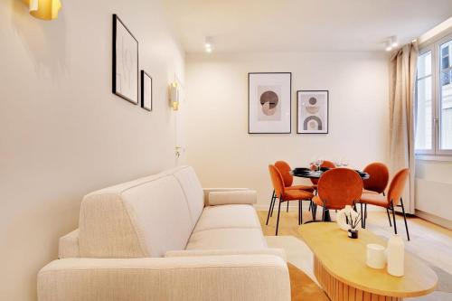 un salon avec un canapé blanc et une table dans l'établissement Chic apartment - 2BR-6P - Opera House, à Paris