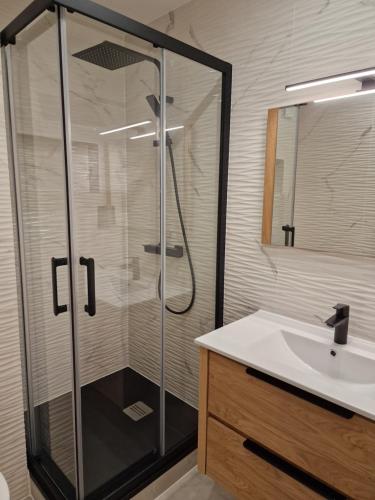 une salle de bain avec douche et lavabo dans l'établissement Appart 2 chambres Piscine chez ROX - Résidence du Golf, à Deauville