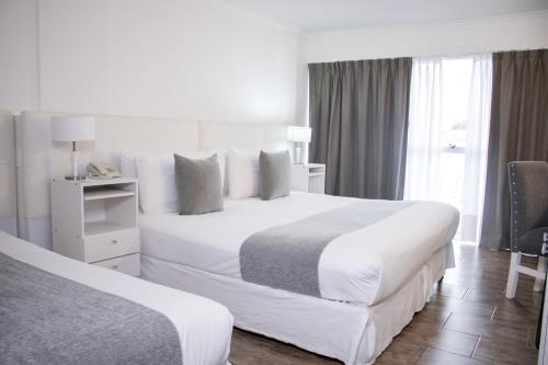 布宜諾斯艾利斯的住宿－Ker Recoleta Hotel，酒店客房设有两张床和窗户。