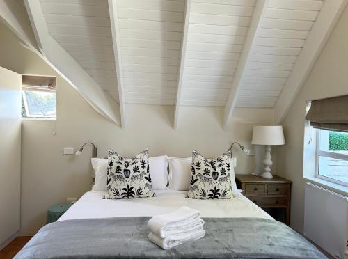 Postel nebo postele na pokoji v ubytování Adrift Guesthouse St Francis Bay
