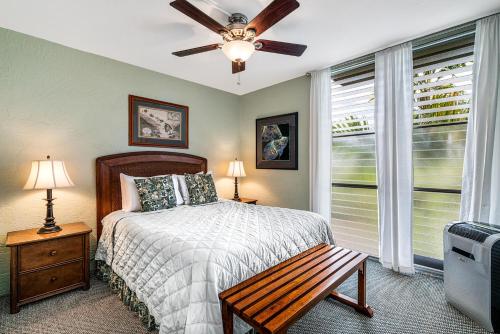 a bedroom with a bed and a ceiling fan at Alii Villas 309 in Kailua-Kona