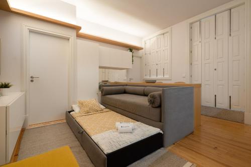 sala de estar con sofá y cocina en Refreshing Cozy Flat - Garden & Terrace, en Oporto