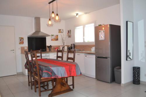 Kuchyň nebo kuchyňský kout v ubytování Maison cosy tout confort dans un cadre de verdure