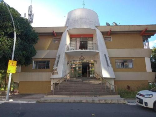 um edifício com um observatório na parte da frente em Beiruth Hotel em Brasília