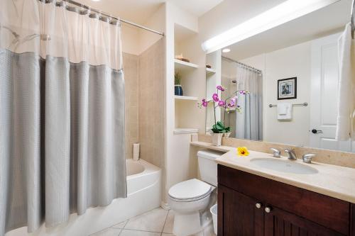 uma casa de banho com um lavatório de WC e uma cortina de chuveiro em Fairway Villas Waikoloa B21 em Waikoloa