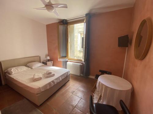 a bedroom with a bed and a window and a table at Ida Chambres d'hôtes B&B in Montpellier