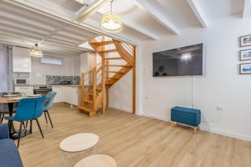 - un salon avec un escalier, une table et des chaises dans l'établissement Appartement Frêne - Welkeys, à Lyon