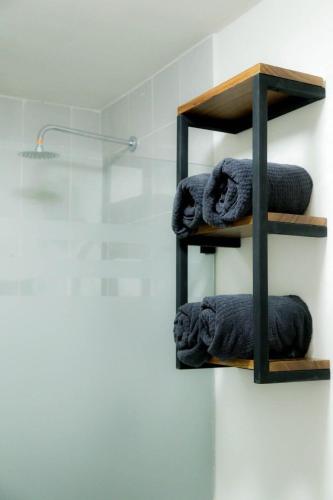 a bunch of towels on a shelf in a bathroom at Comfort Flat In Guadalajara in Guadalajara
