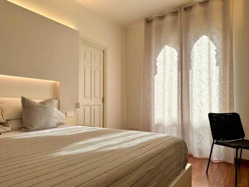 Iblu Rooms في تيرمولي: غرفة نوم بسرير كبير ونافذة