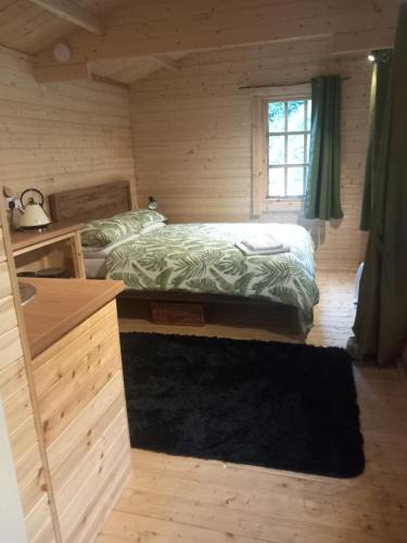 Postel nebo postele na pokoji v ubytování Ty Peder, Secluded Vegan Cabin