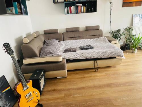 Кровать или кровати в номере Cozy Apartment with free parking