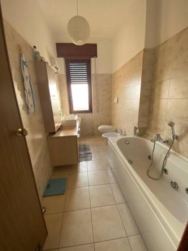 Phòng tắm tại Appartamento Luminoso a Carbonia (I.U.N. Q8271)
