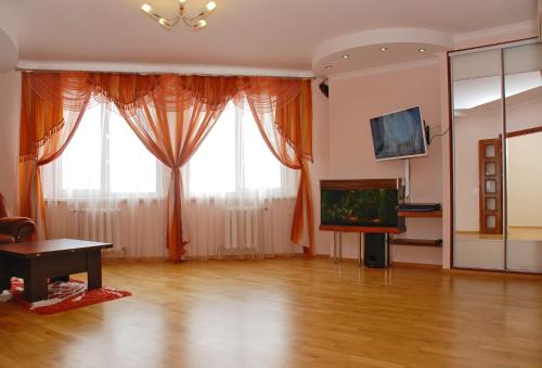 Een TV en/of entertainmentcenter bij Kiev Pozniaky Apartment
