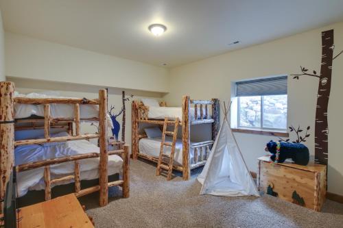 Ένα ή περισσότερα κρεβάτια σε δωμάτιο στο Loon Lake Waterfront Retreat 2 Decks and Dock!