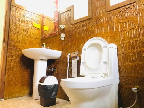 a bathroom with a toilet and a sink at Sigiriya Ranasinghe Nature Villa & Cabana in Sigiriya