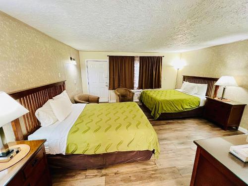 um quarto de hotel com duas camas e uma secretária em Sage N Sand Motel em Moses Lake