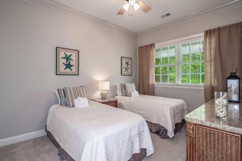 Postel nebo postele na pokoji v ubytování Bright and Airy 3 Bedroom Villa Marsh Views