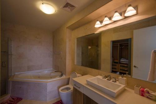 un bagno con vasca, lavandino e WC di 19L Breathtaking Oceanview Playa Bonita Resort a ArraijÃ¡n