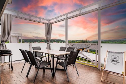 En balkon eller terrasse på Domy na Roztoczu Aleja Lipowa - dom H