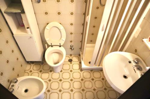 a small bathroom with a toilet and a sink at Appartamento vista mare in Porto Recanati