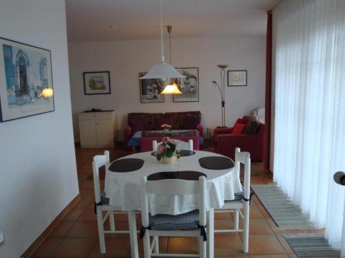 uma sala de estar com uma mesa e um sofá em Inselresidenz-Wattenmeer-Wo-3 em Juist