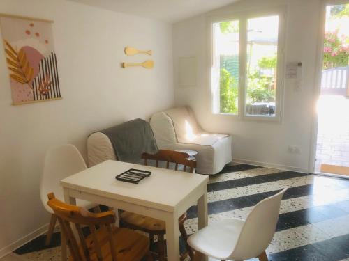 Posezení v ubytování Maisonnette climatisée refaite à neuf avec parking à 300m de la plage