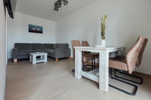 a living room with a table and a couch at Exklusive Ferienwohnungen an der Havel in Werder