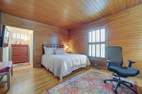 um quarto com uma cama, uma secretária e uma cadeira em Maggie Valley Historic Farmhouse on 5 Acres! em Maggie Valley
