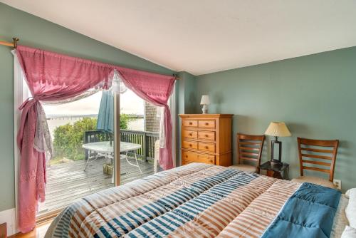 una camera con un letto e una grande finestra di Massachusetts Vacation Rental 5 Mi to Fall River a Somerset