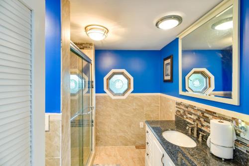 Baño azul con 2 lavabos y ducha en Massachusetts Vacation Rental 5 Mi to Fall River, en Somerset