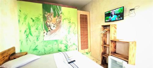 W łazience znajduje się ścienny obraz tygrysa i umywalka. w obiekcie Beleza Natural Pousada w mieście Morro de São Paulo