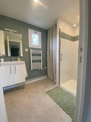 une salle de bain avec douche et lavabo dans l'établissement Le Chalet Limousin, à Folles