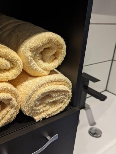 a box filled with towels on top of a counter at Ferienhaus Tinyhouse21 Wasserkuppe in Gersfeld