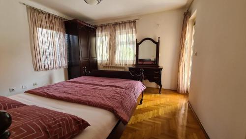 een slaapkamer met een bed, een spiegel en een piano bij Piano Apartment in city center - Fully equipped - Free parking in Sarajevo