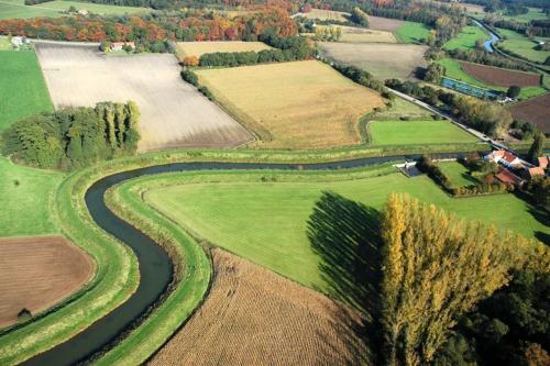 an aerial view of a river in a field at B&B Hullebrug in Heist-op-den-Berg