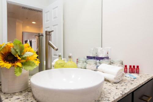 Ένα μπάνιο στο Spacious 2BR/2.5BA + Game Room