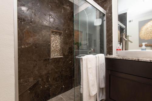 Ένα μπάνιο στο Spacious 2BR/2.5BA + Game Room