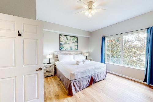een slaapkamer met een bed en een plafondventilator bij Worldquest Marvel in Orlando