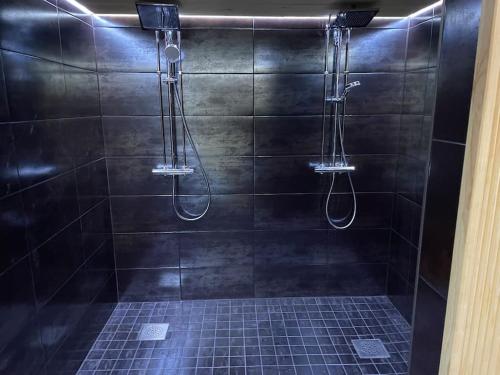 La salle de bains est pourvue d'une douche avec deux pommeaux de douche. dans l'établissement Villa Sahi, à Iisalmi