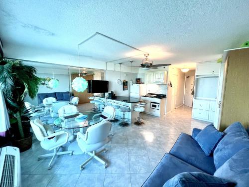 Η κουζίνα ή μικρή κουζίνα στο 3rd Floor Balcony Beach View Studio Condo in the Beach Club