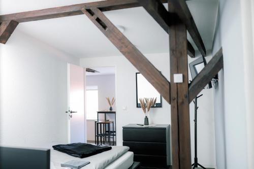 Zimmer mit weißen Wänden und Holzbalken in der Unterkunft Pension Hilges im Herzen der Altstadt in Schwedt