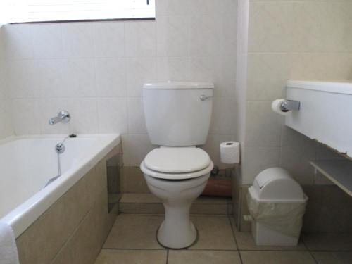 Bilik mandi di Mercure Hotel Nelspruit