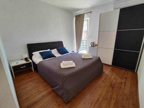 1 dormitorio con 1 cama con 2 toallas en Guest House Adria, en Primošten