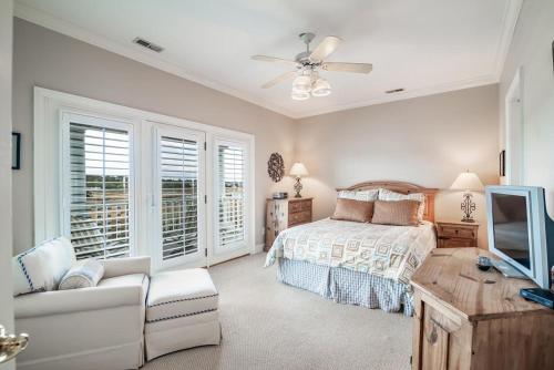 Ένα ή περισσότερα κρεβάτια σε δωμάτιο στο Creek Front Beach House in gated Litchfield by the Sea