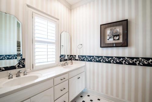 Ένα μπάνιο στο Creek Front Beach House in gated Litchfield by the Sea