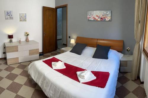 1 dormitorio con 1 cama grande con manta roja y blanca en holy home, en Mestre
