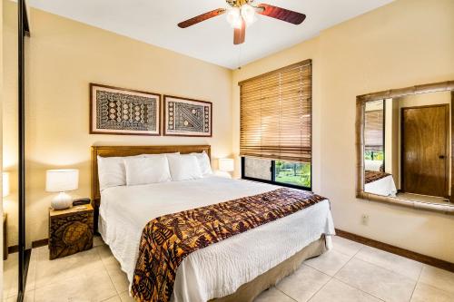 1 dormitorio con cama y ventana en The Shores at Waikoloa 202 en Waikoloa