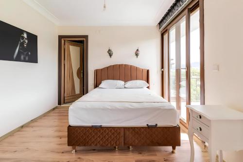1 dormitorio con cama y ventana grande en Salida İnn Kuşadası, en Kusadasi