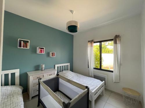 - une chambre avec 2 lits jumeaux et une fenêtre dans l'établissement L’échappée belle Au cœur de la Provence verte, à Saint-Maximin-la-Sainte-Baume